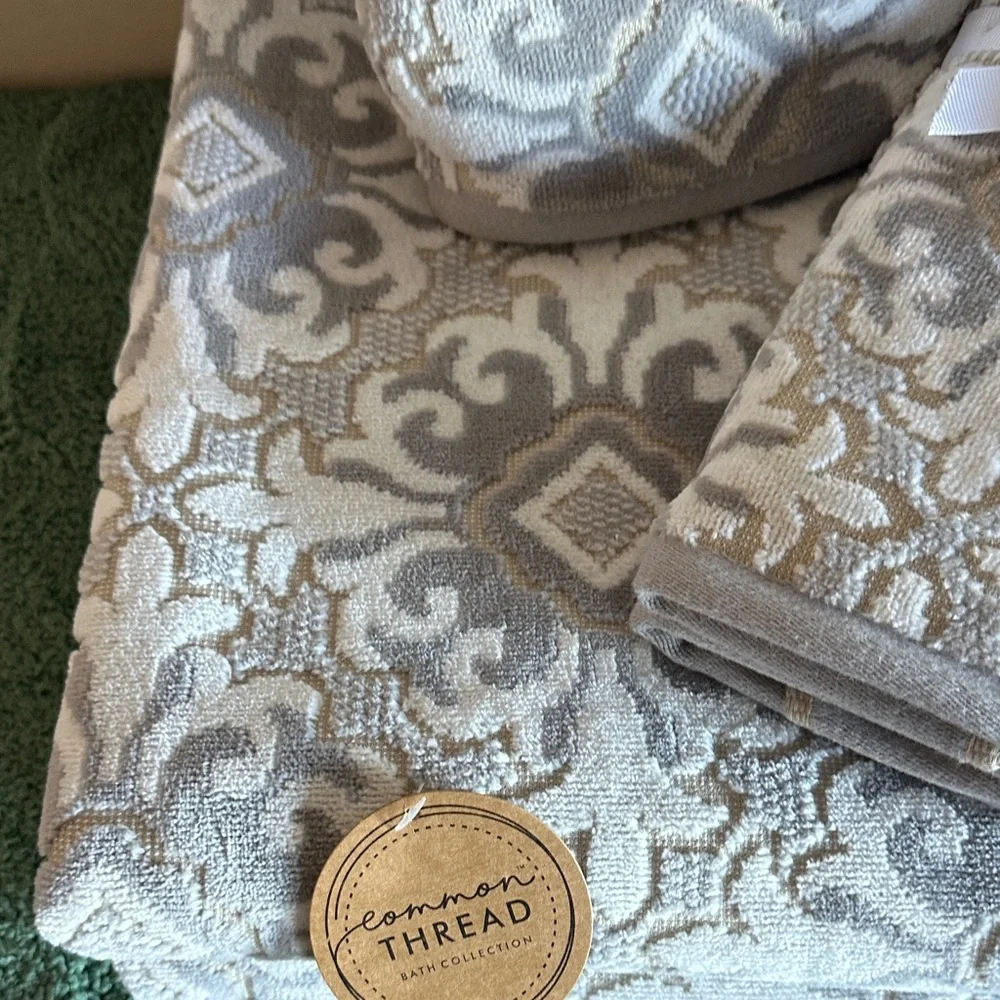 Common Thread Bath & Hand Tip Towels Gray Beige Medallion NEW! - Picture 4 of 11